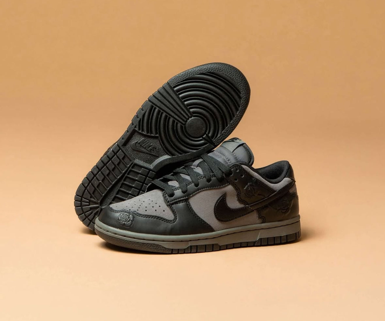 Dunk Low Black Roses