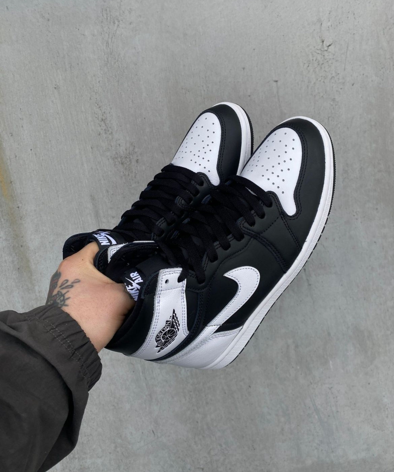 Air Jordan 1 Retro High OG Black White