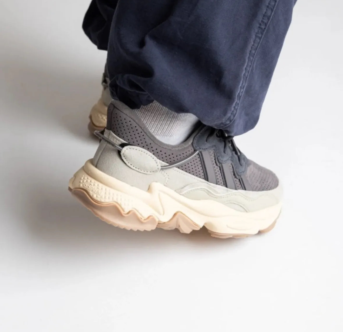 Ozweego TR Charcoal Sand Strata
