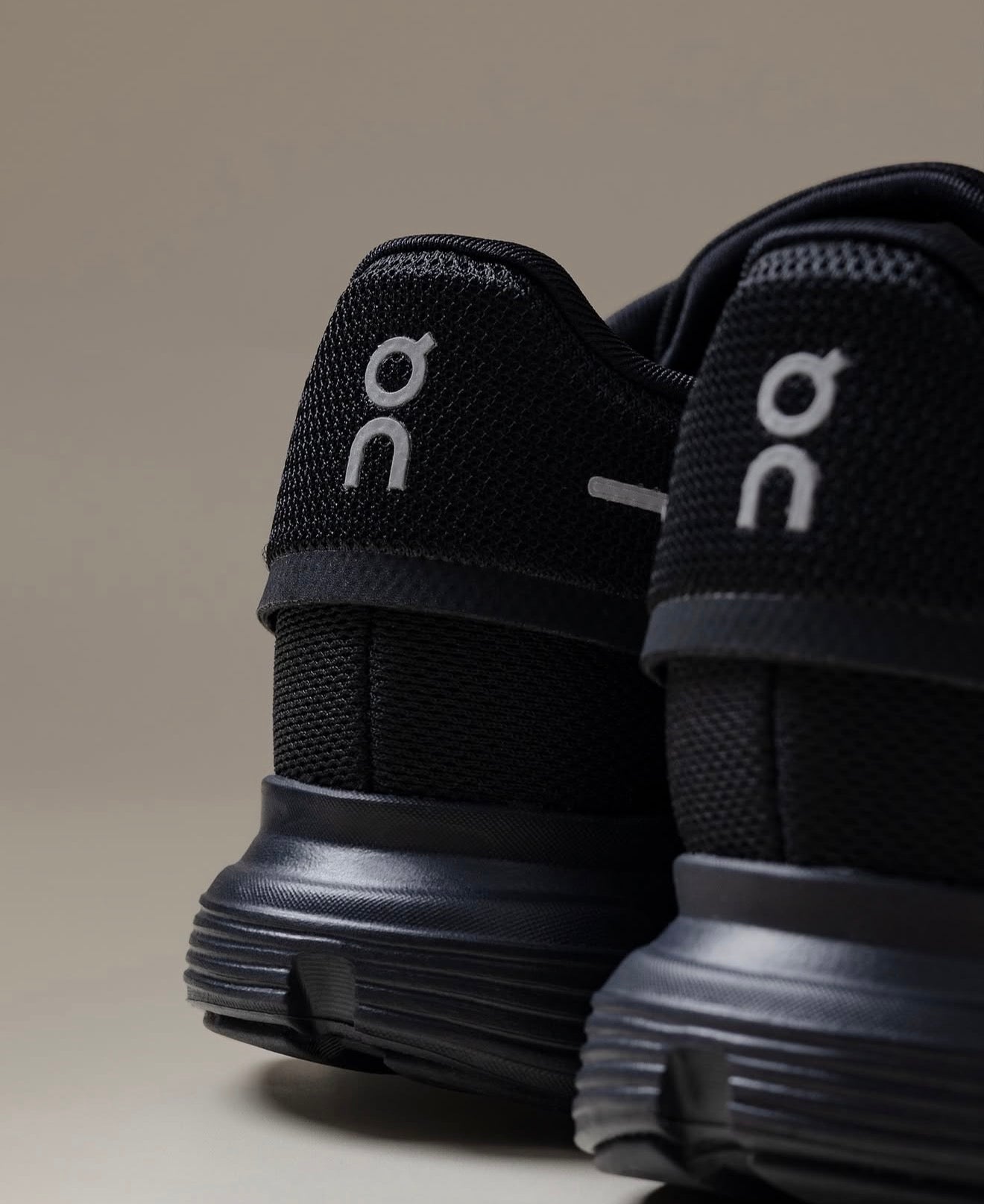 On Running Cloud 6 Triple Black