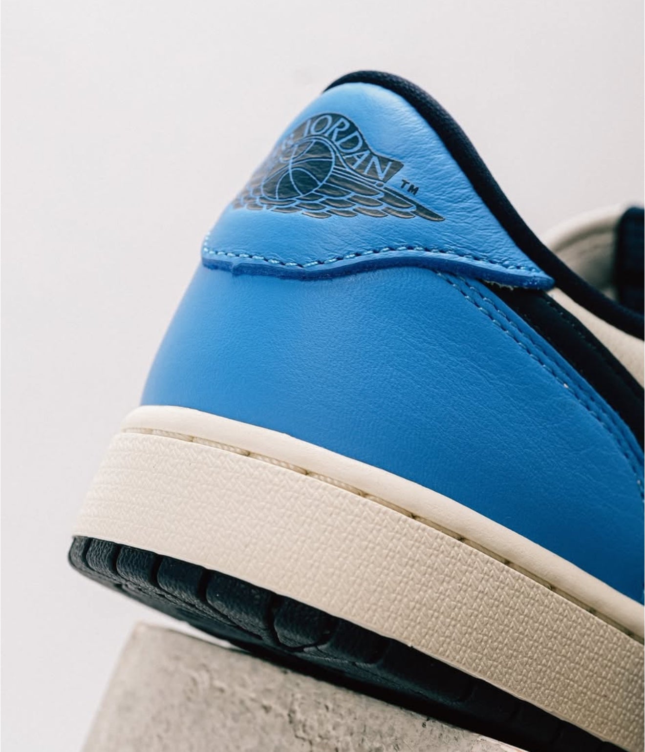 Air Jordan 1 Low Obsidian UNC