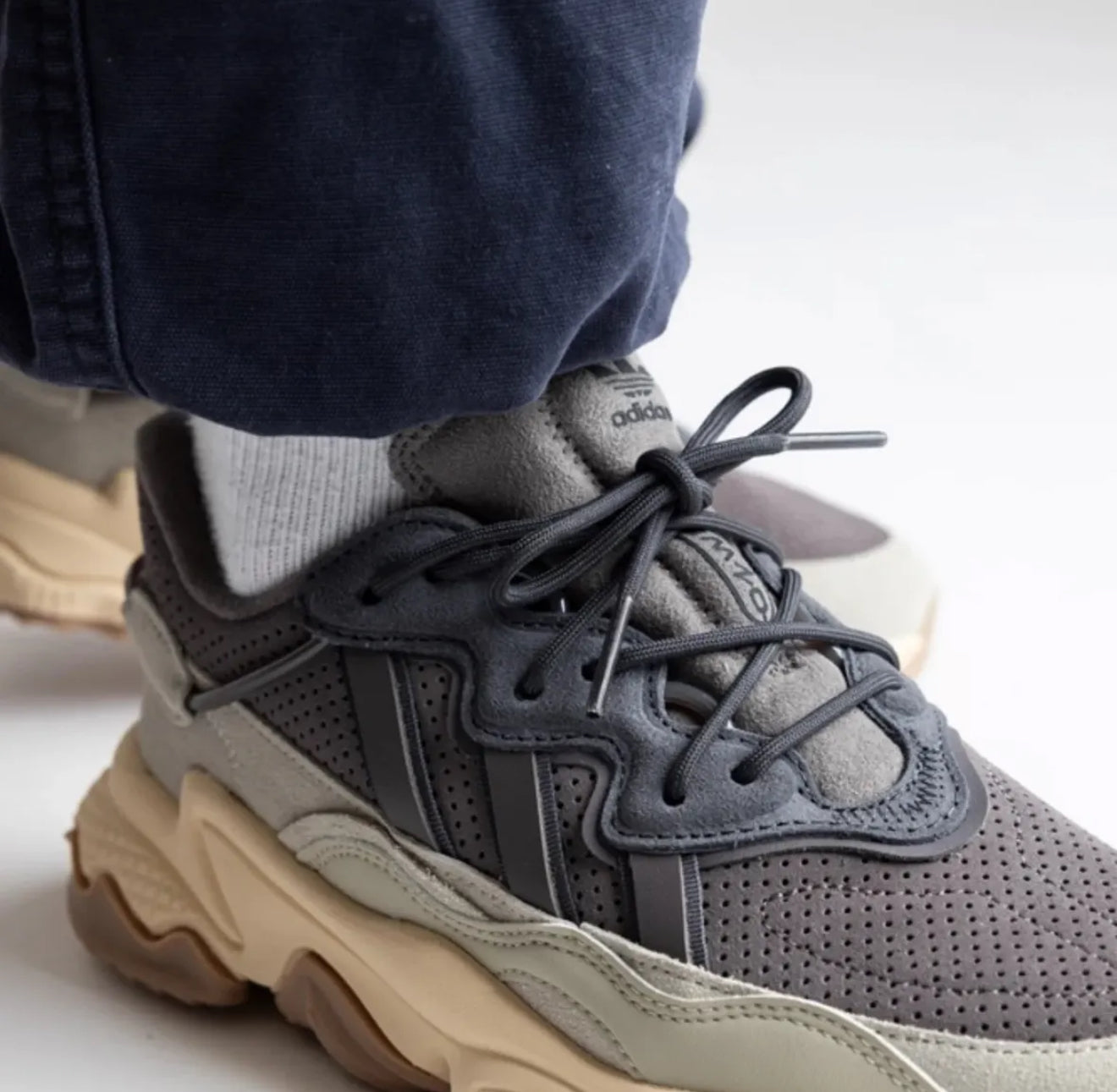 Ozweego TR Charcoal Sand Strata