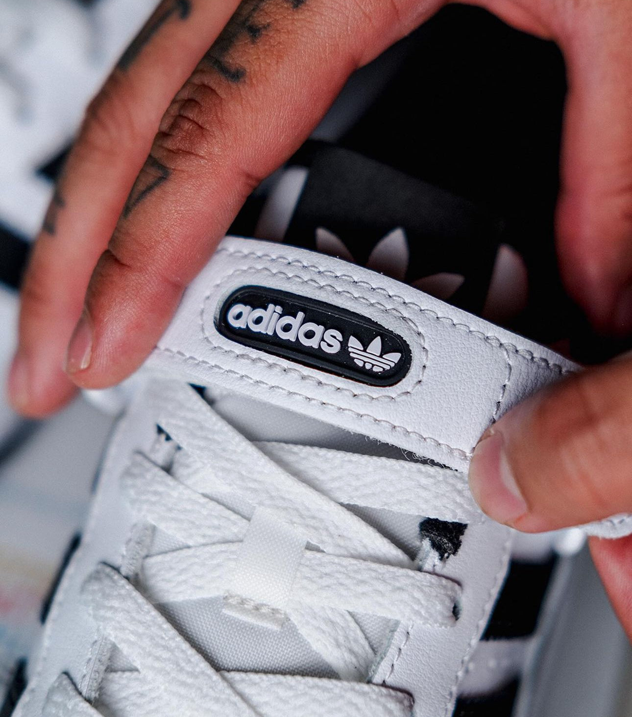WMNs Forum 84 Low White / Black