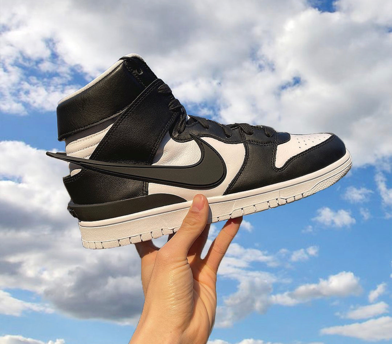 Dunks High SP Ambush “Black/White”