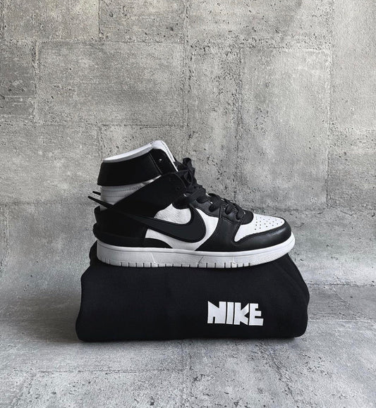 Dunks High SP Ambush “Black/White”