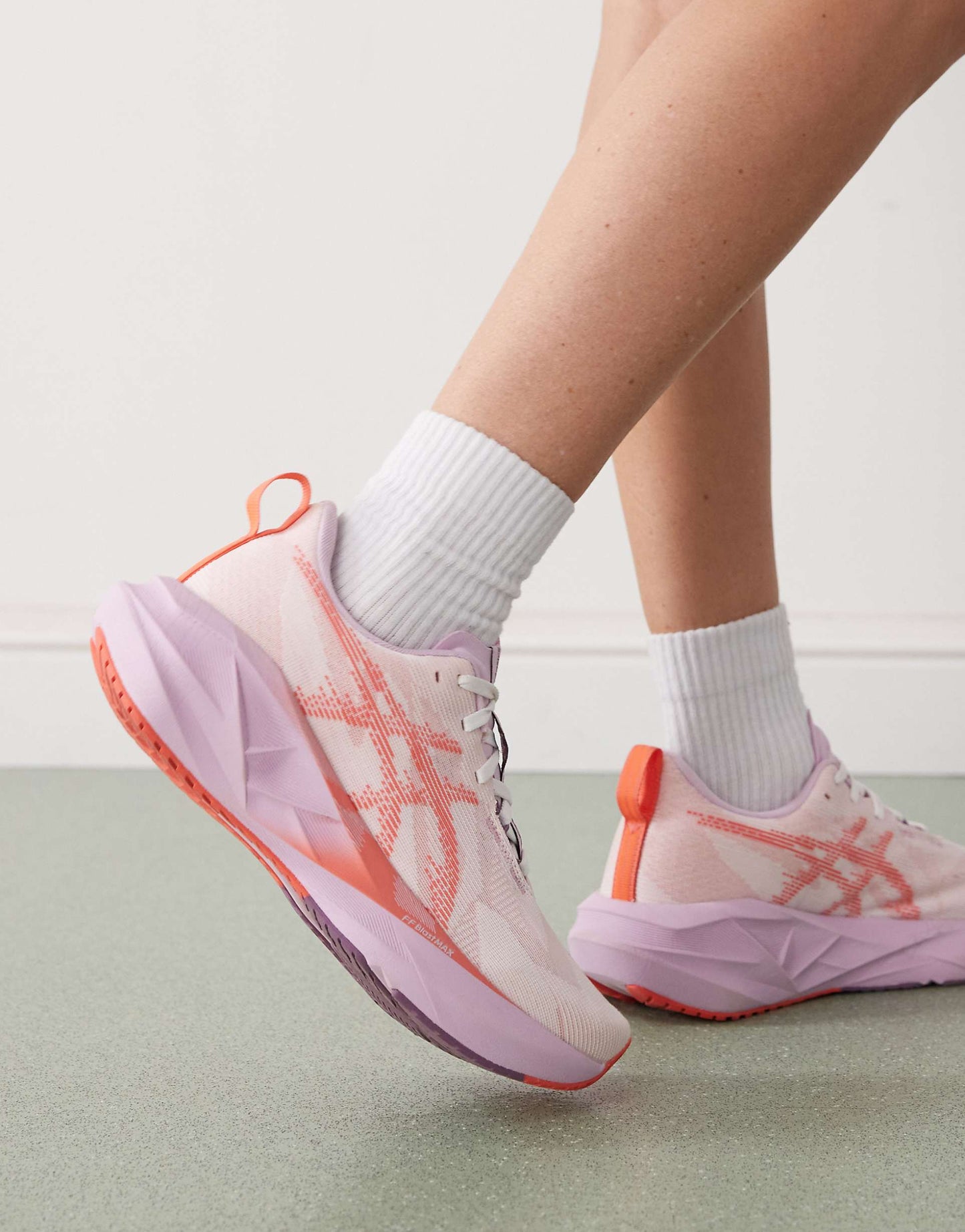 WMNs Novablast 5 White Coral Reef
