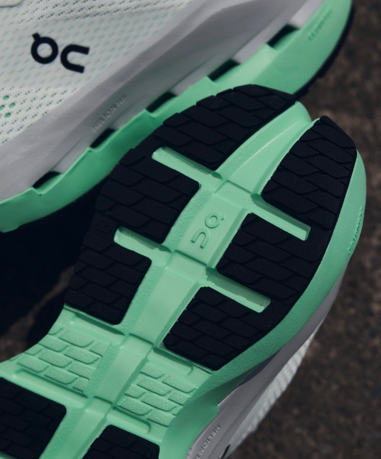 ON Running Cloudrunner 3 Max White Verdite