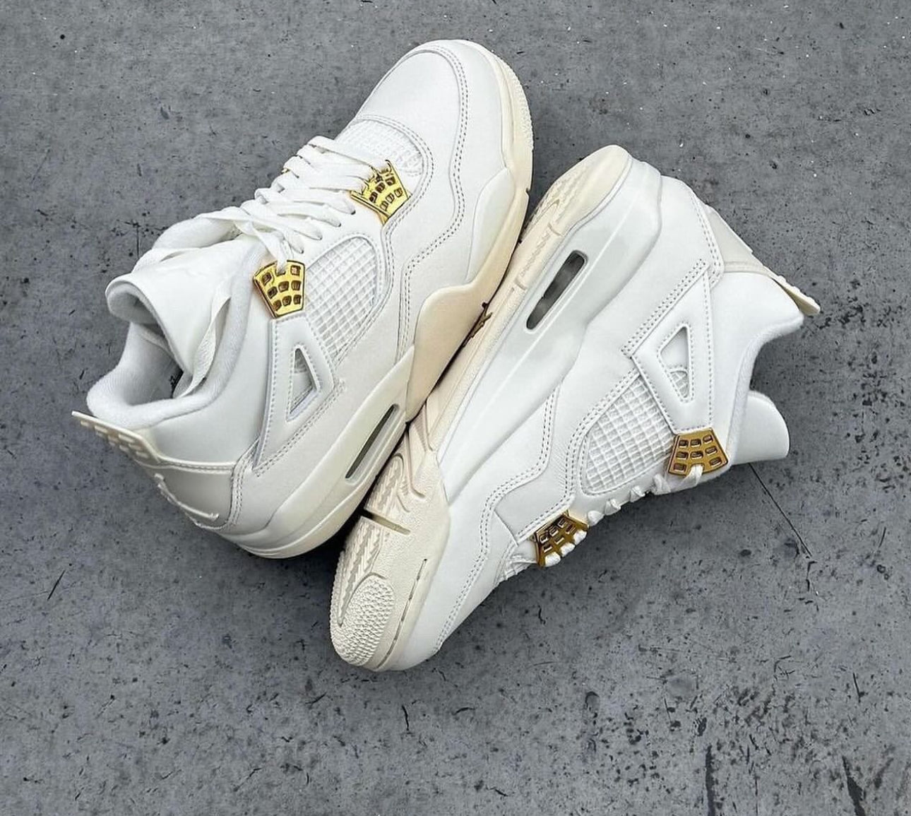 Air Jordan 4 “ Metallic Gold “