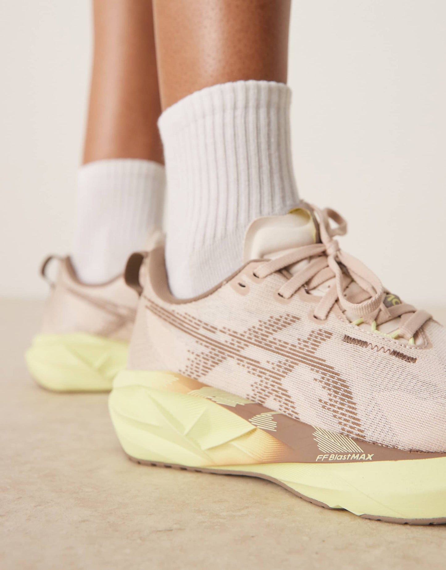 WMNs Novablast 5 Mineral Beige Taupe Grey