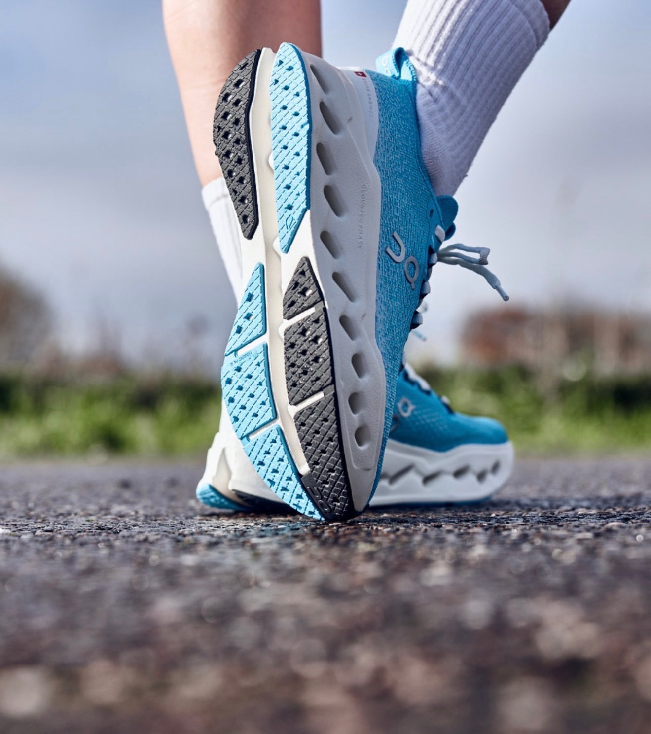 On Running Cloudsurfer Max Horizon Ivory