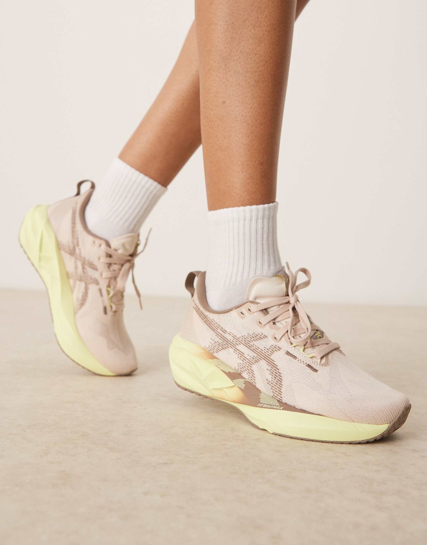 WMNs Novablast 5 Mineral Beige Taupe Grey