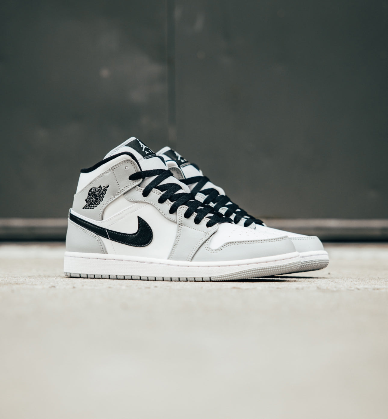 Air Jordan 1 Mid Light Smoke Grey