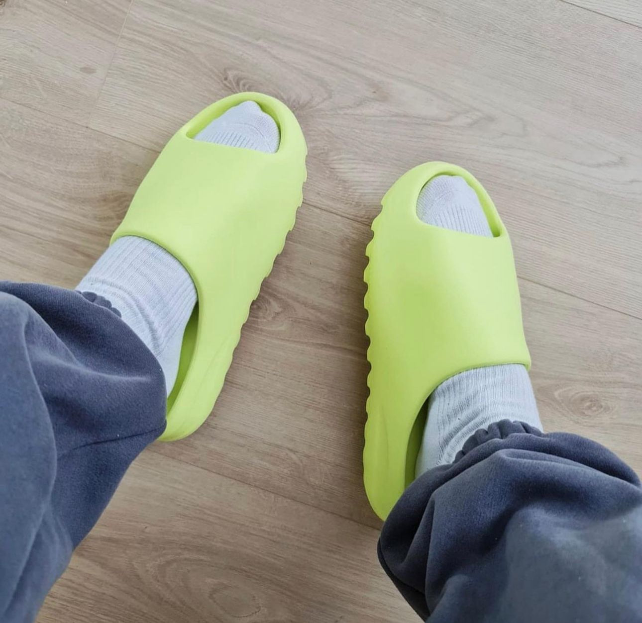 WMNs Yeezy Slides “ Green Glow ”