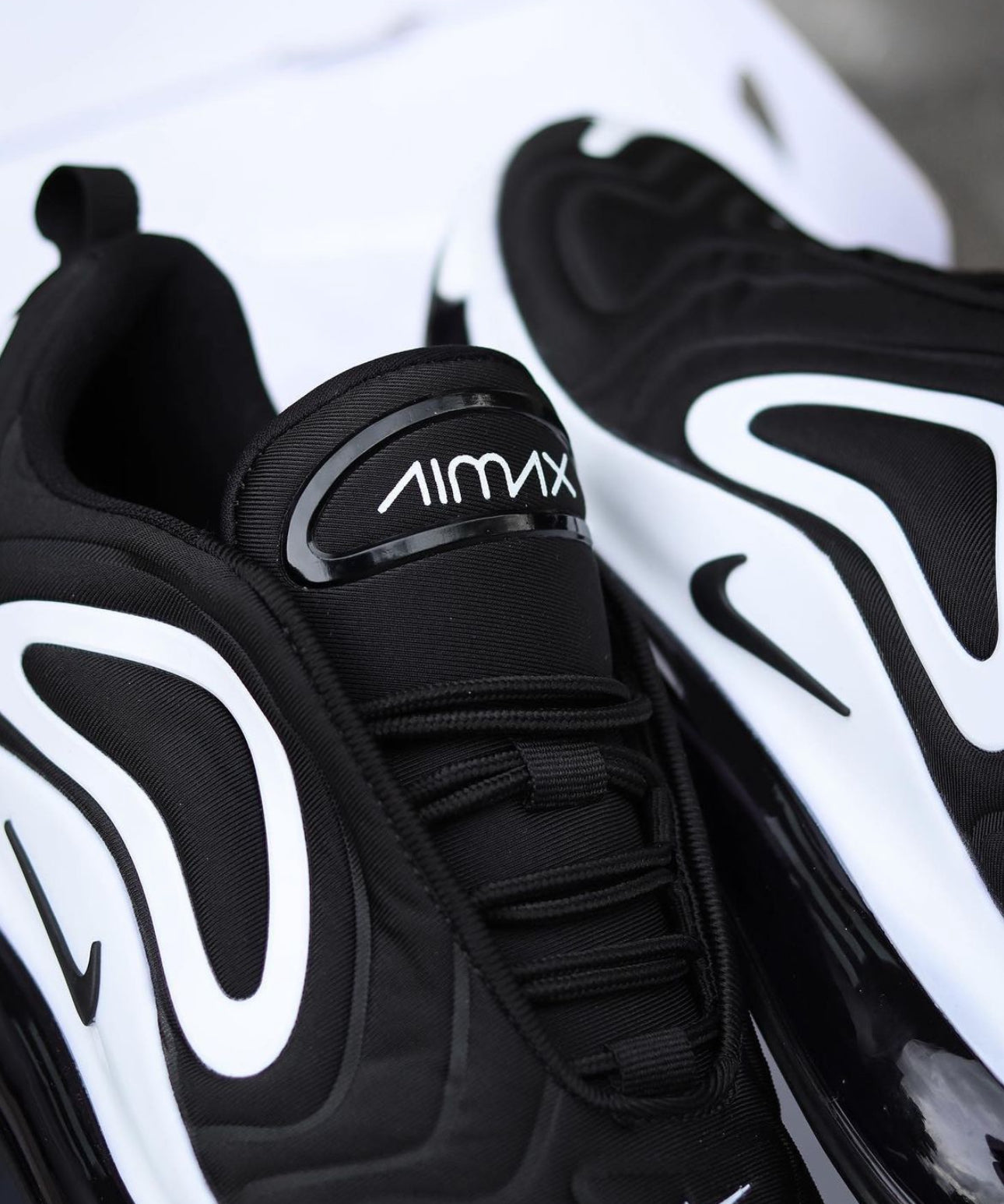 Airmax 720 “ Black / White “