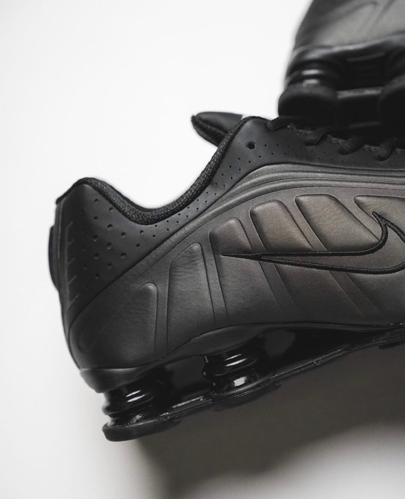 Shox R4 Triple Black