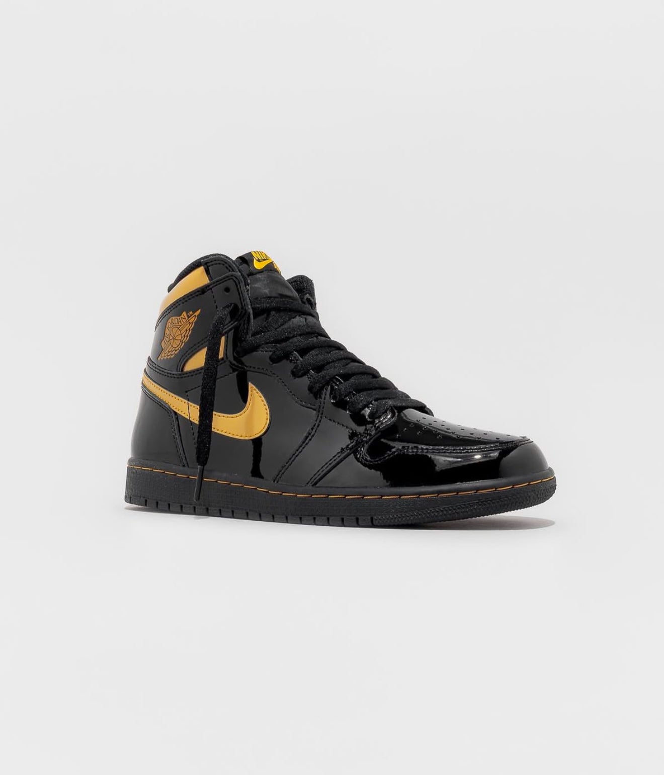 Air Jordan 1 Retro “Metallic Gold”