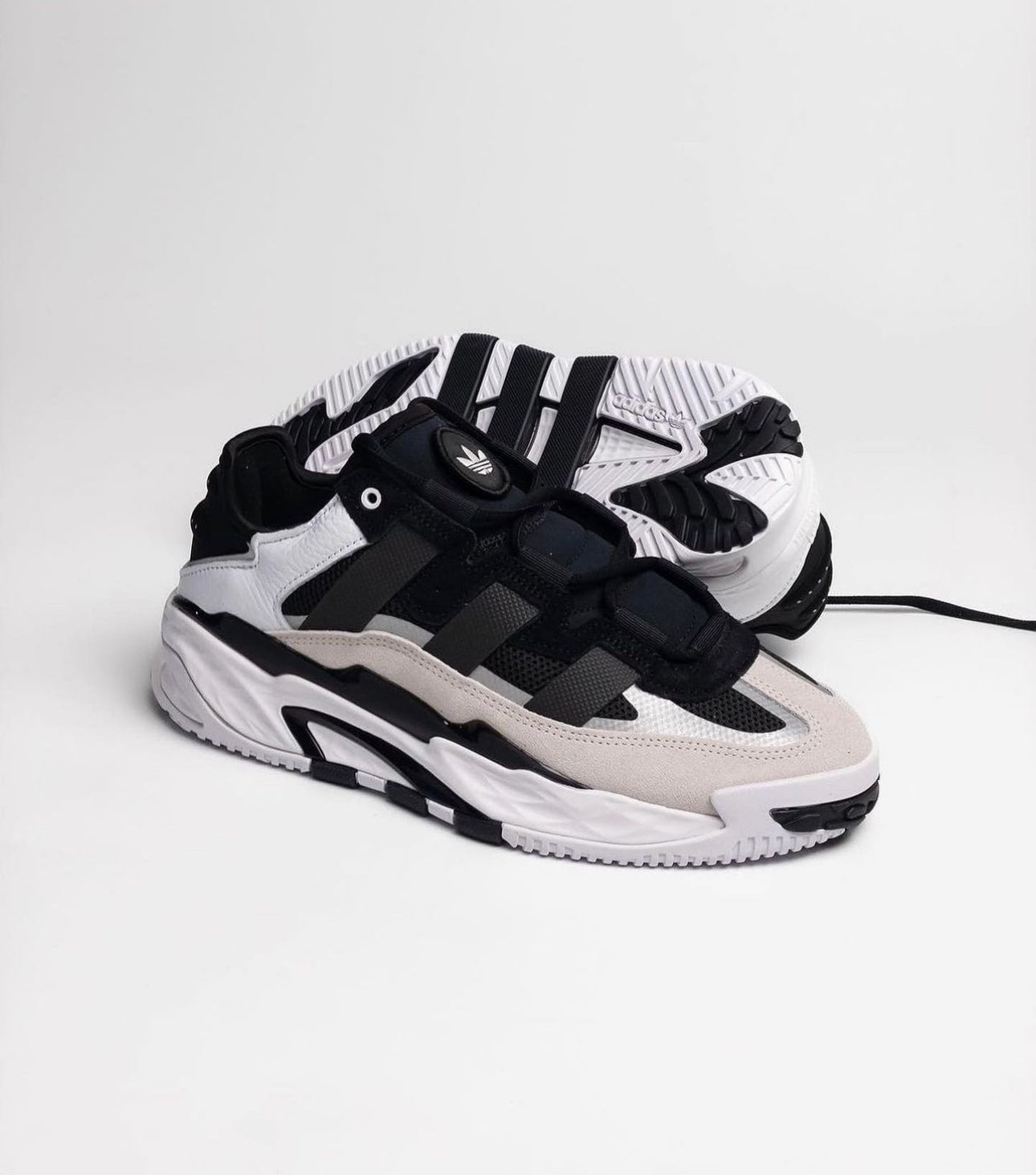 Niteball Trainers “ White/Black “