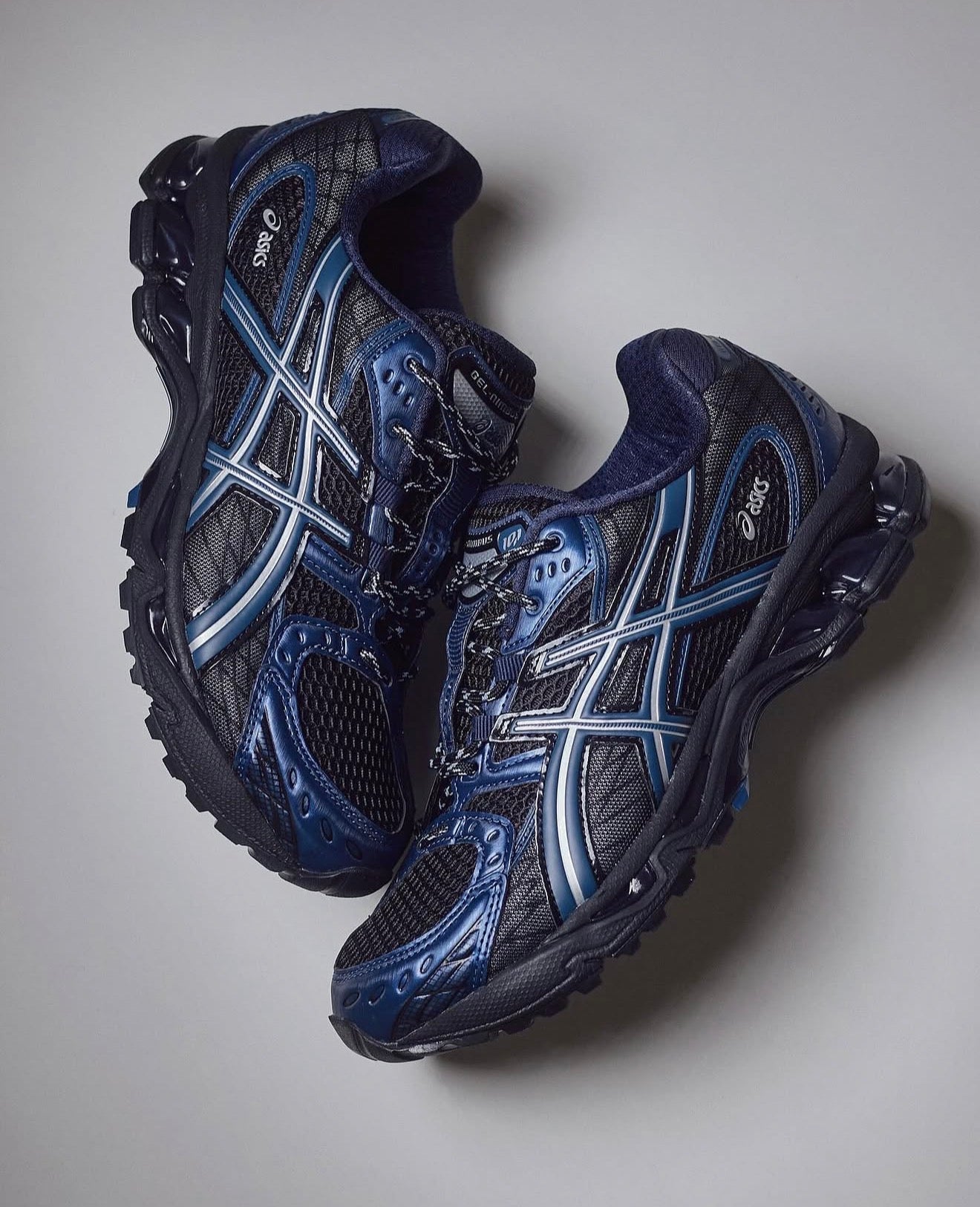 Gel-Nimbus 10.1 Black Grand Shark