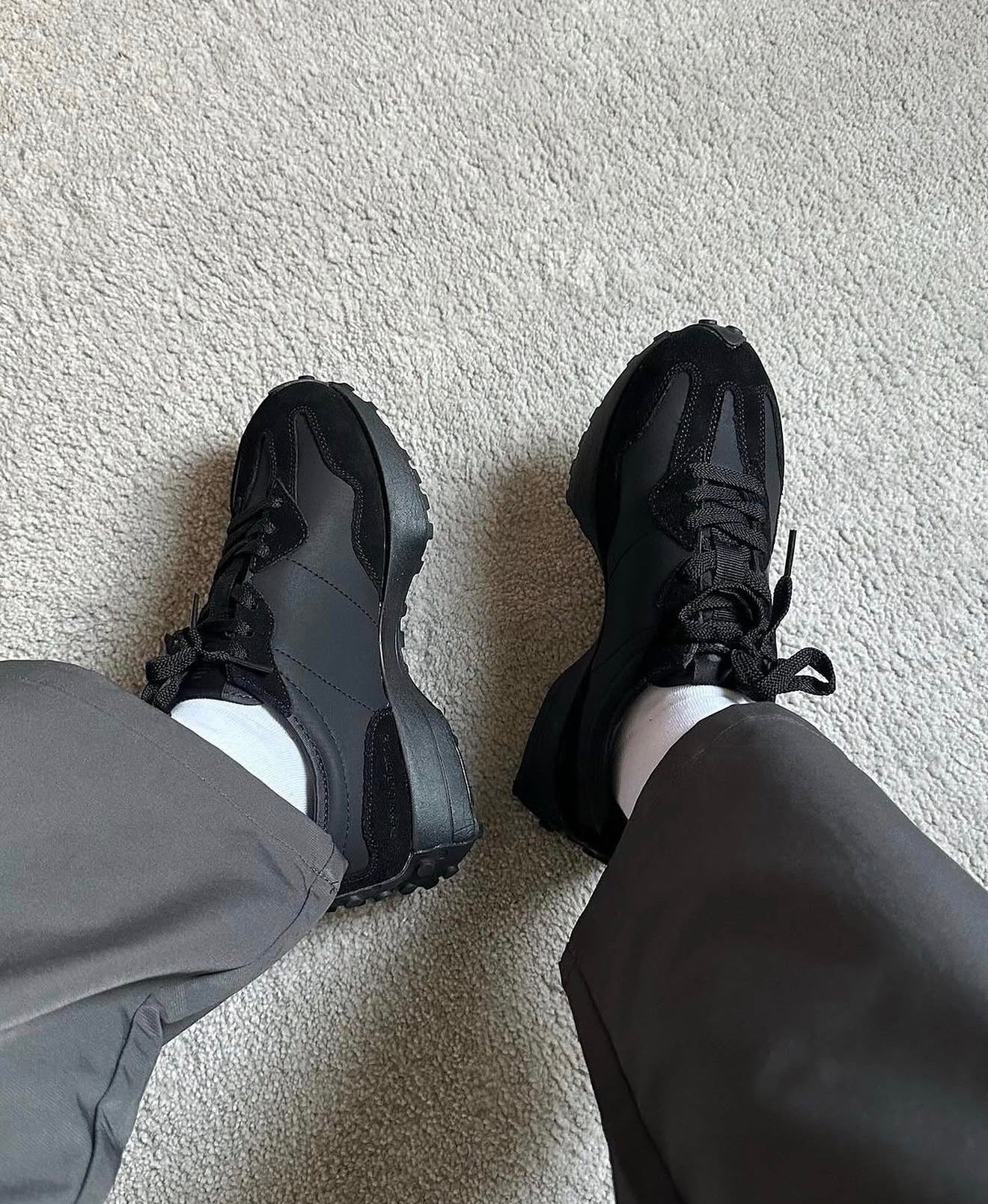 NB Balance 327 Triple Black