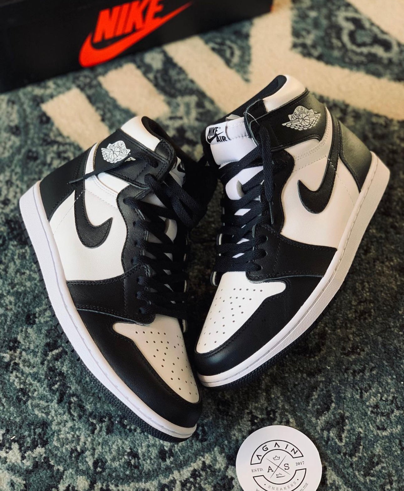 WMNS Air Jordan 1 High “ Black/White “