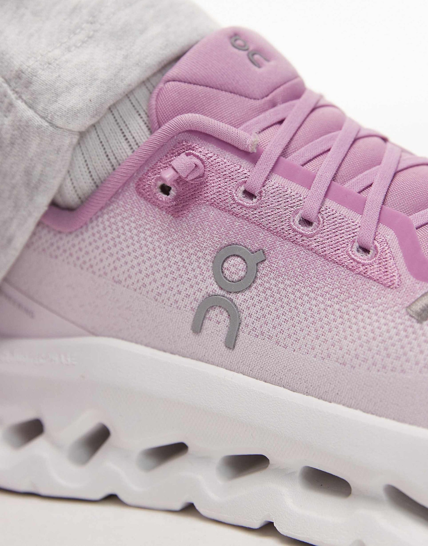 WMNs On Running Cloudtilt Bloom Sakura