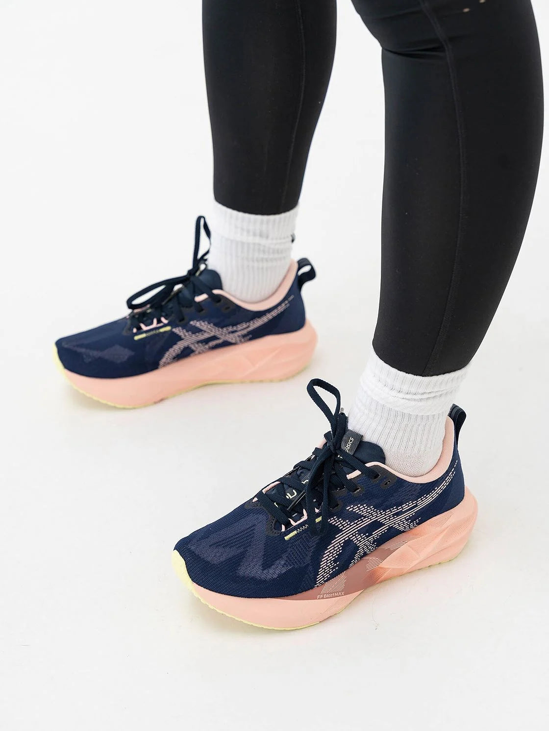 WMNs Novablast 5 Midnight Breeze Peach