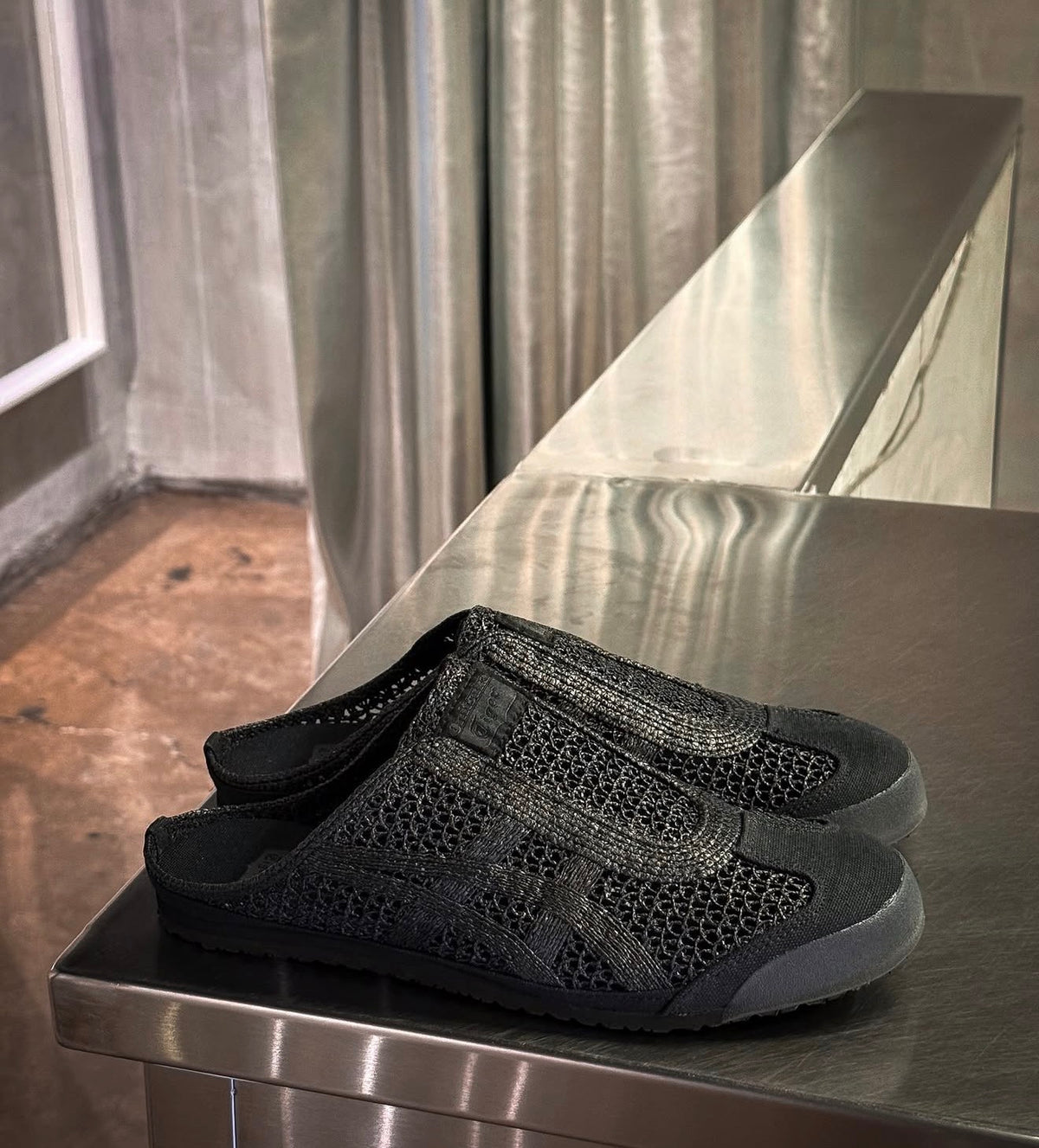 Mexico 66 Sabot Triple Black