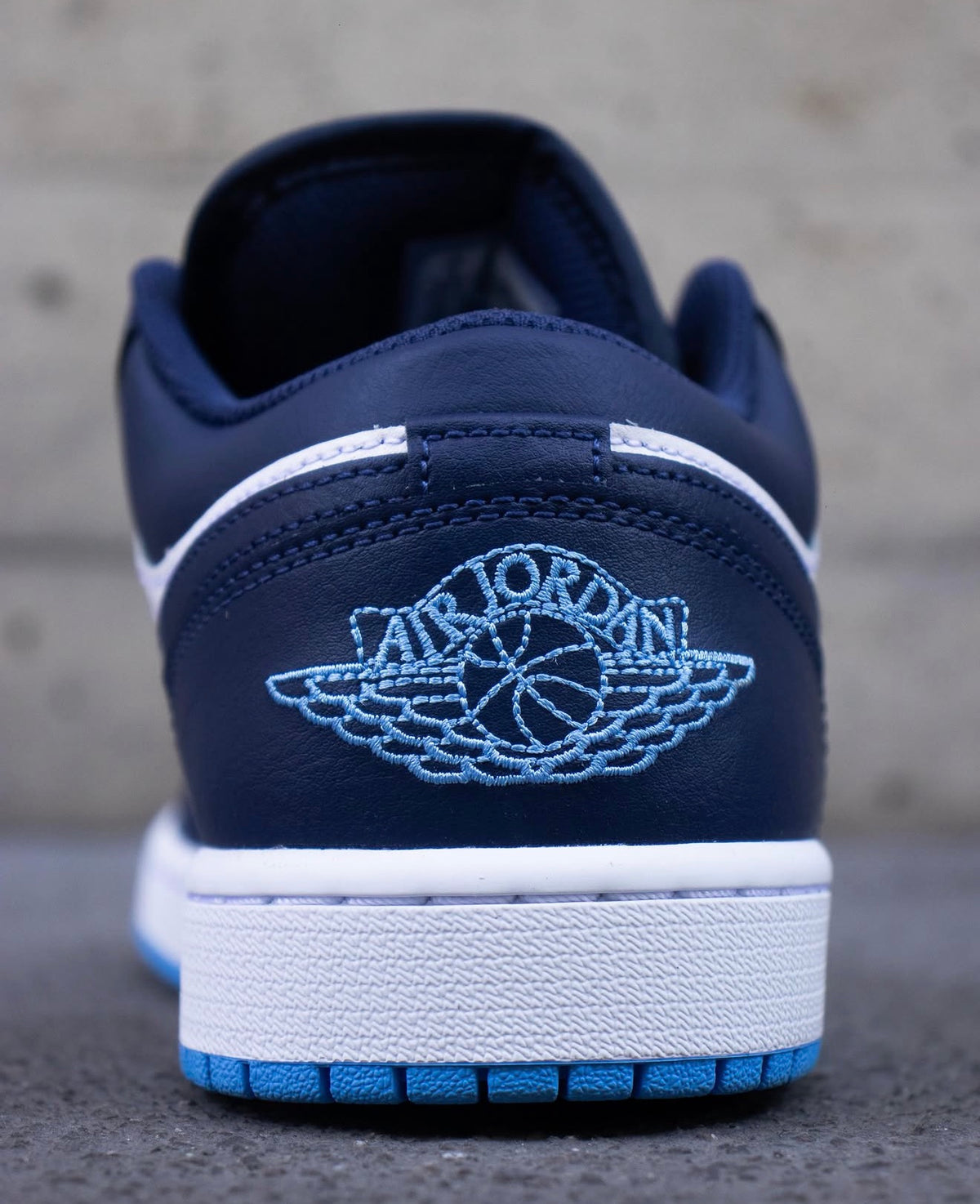 AJ 1 low Midnight Navy University Blue