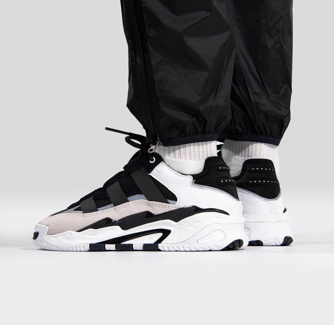 Niteball Trainers “ White/Black “