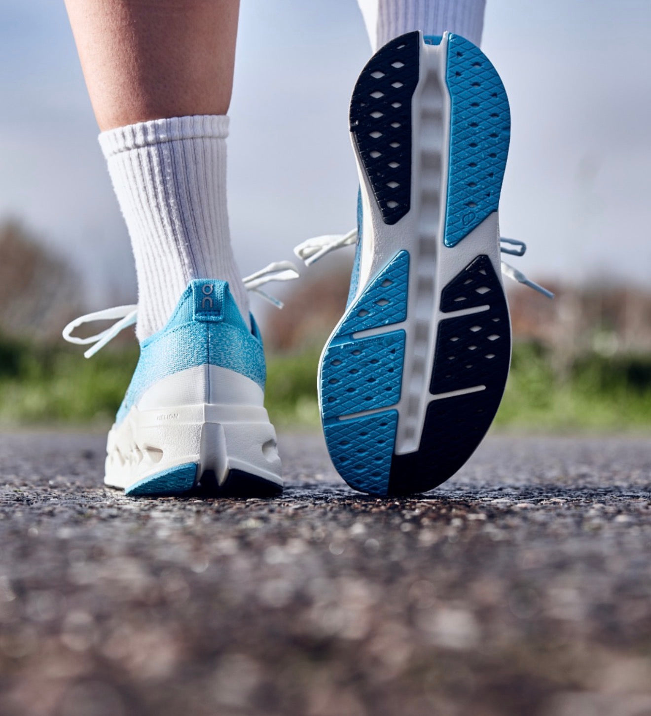 On Running Cloudsurfer Max Horizon Ivory