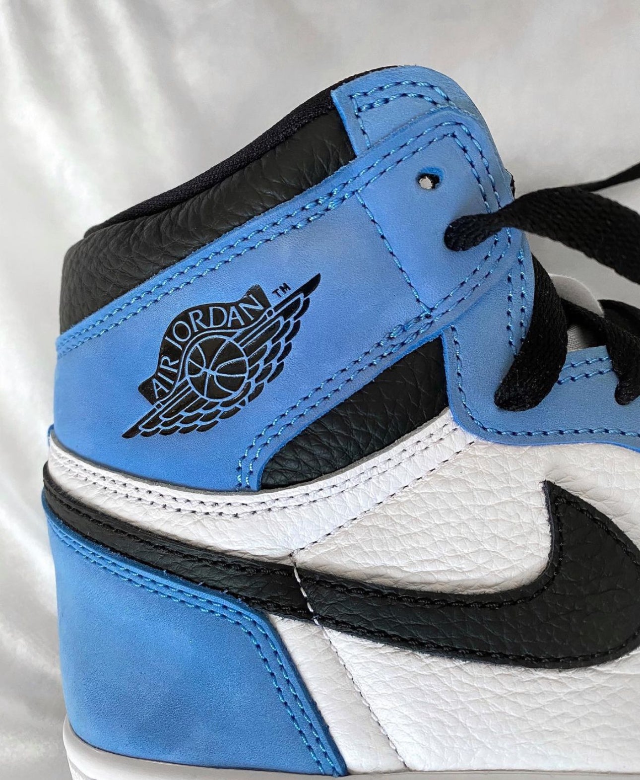 Air Jordan Retro 1 High UNC  “University Blue”