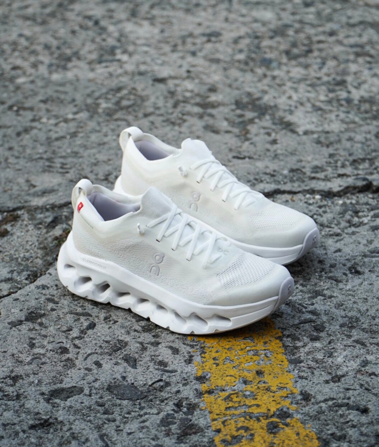 On Running Cloudtilt Moon Zendaya White Frost