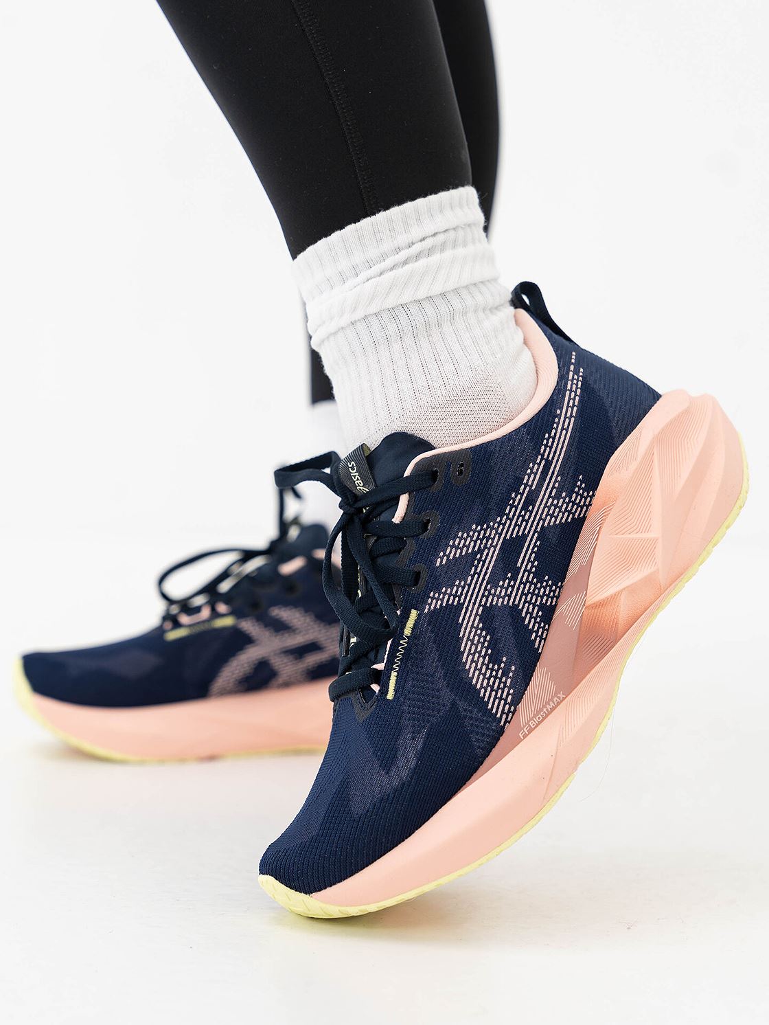 WMNs Novablast 5 Midnight Breeze Peach