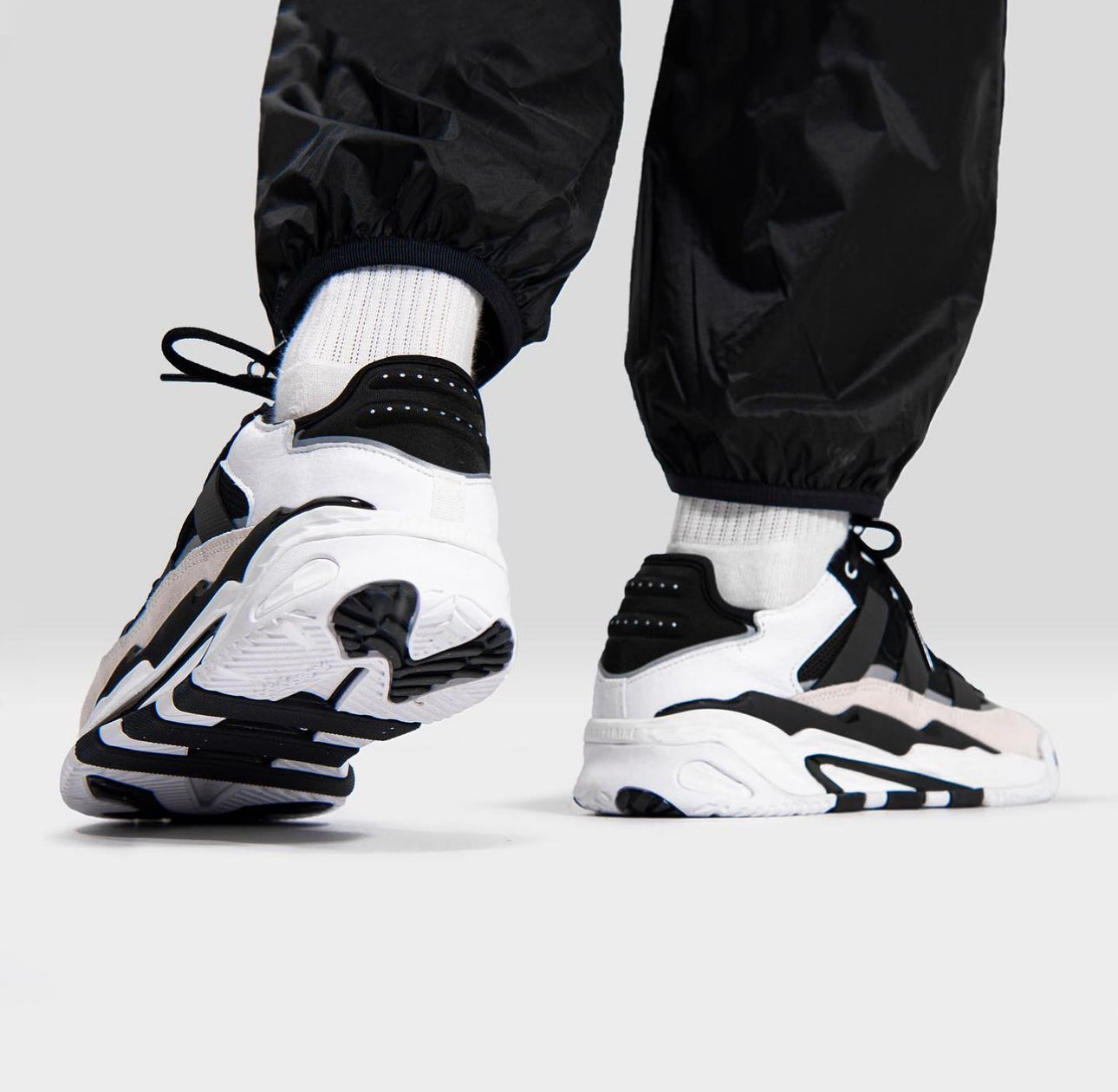 Niteball Trainers “ White/Black “