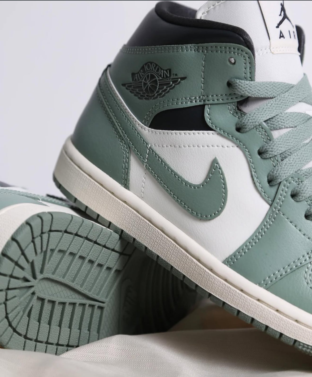 WMNs Air Jordan 1 Mid Jade Smoke