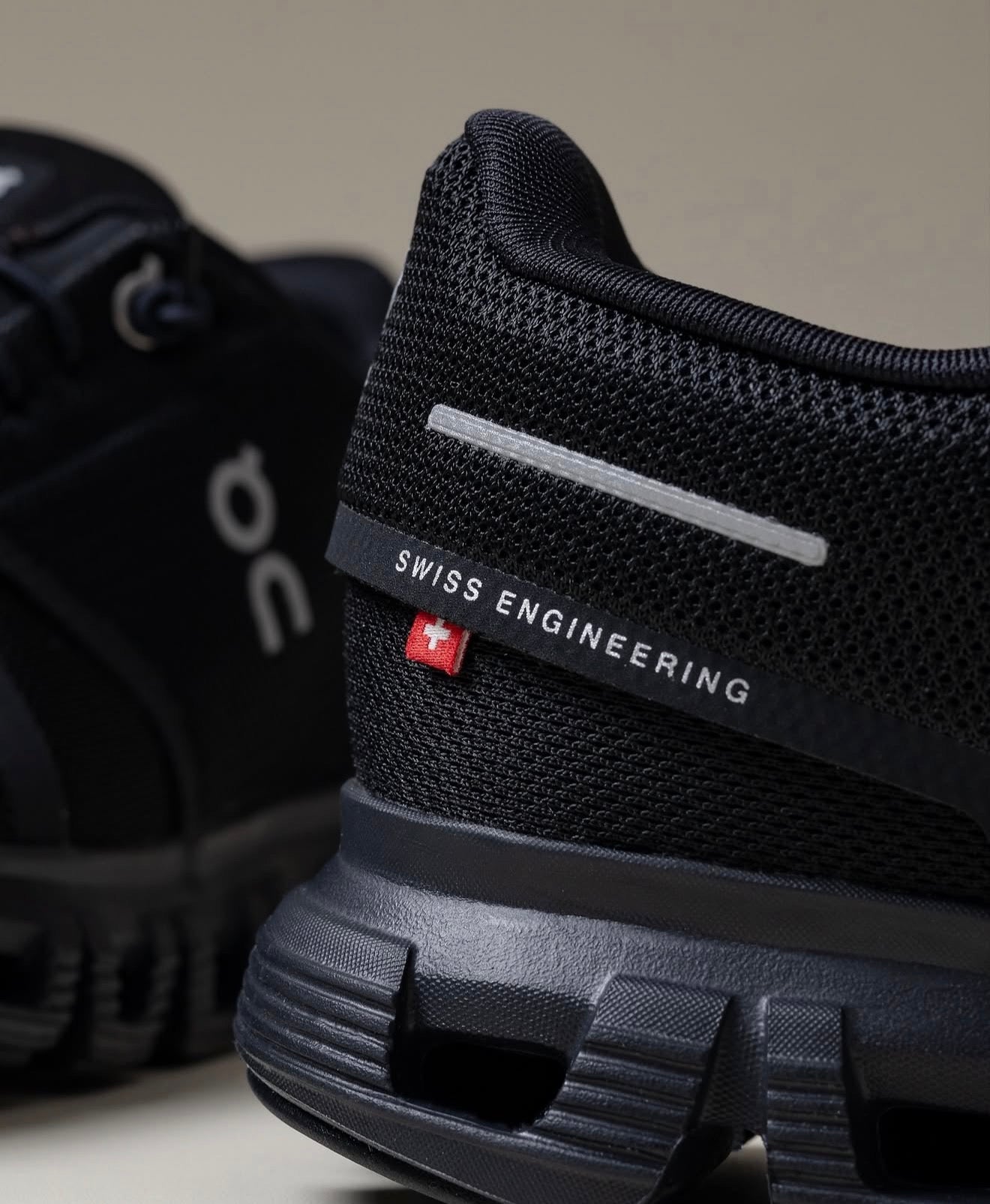 On Running Cloud 6 Triple Black