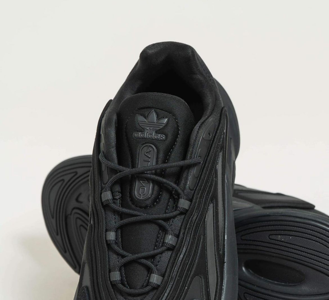 Ozelia Trainer “ Black “