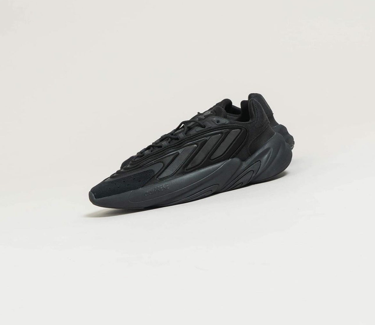 Ozelia Trainer “ Black “