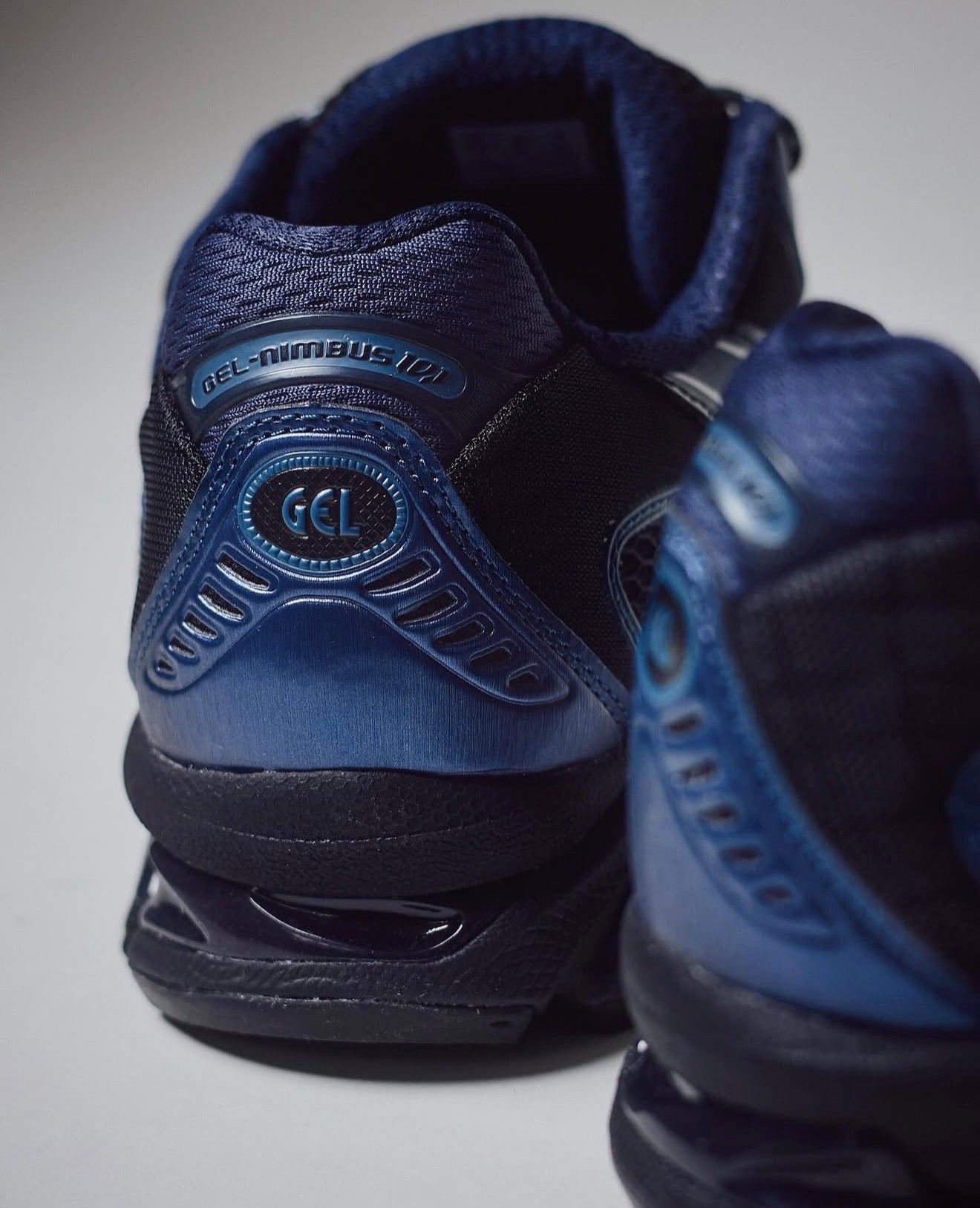 Gel-Nimbus 10.1 Black Grand Shark
