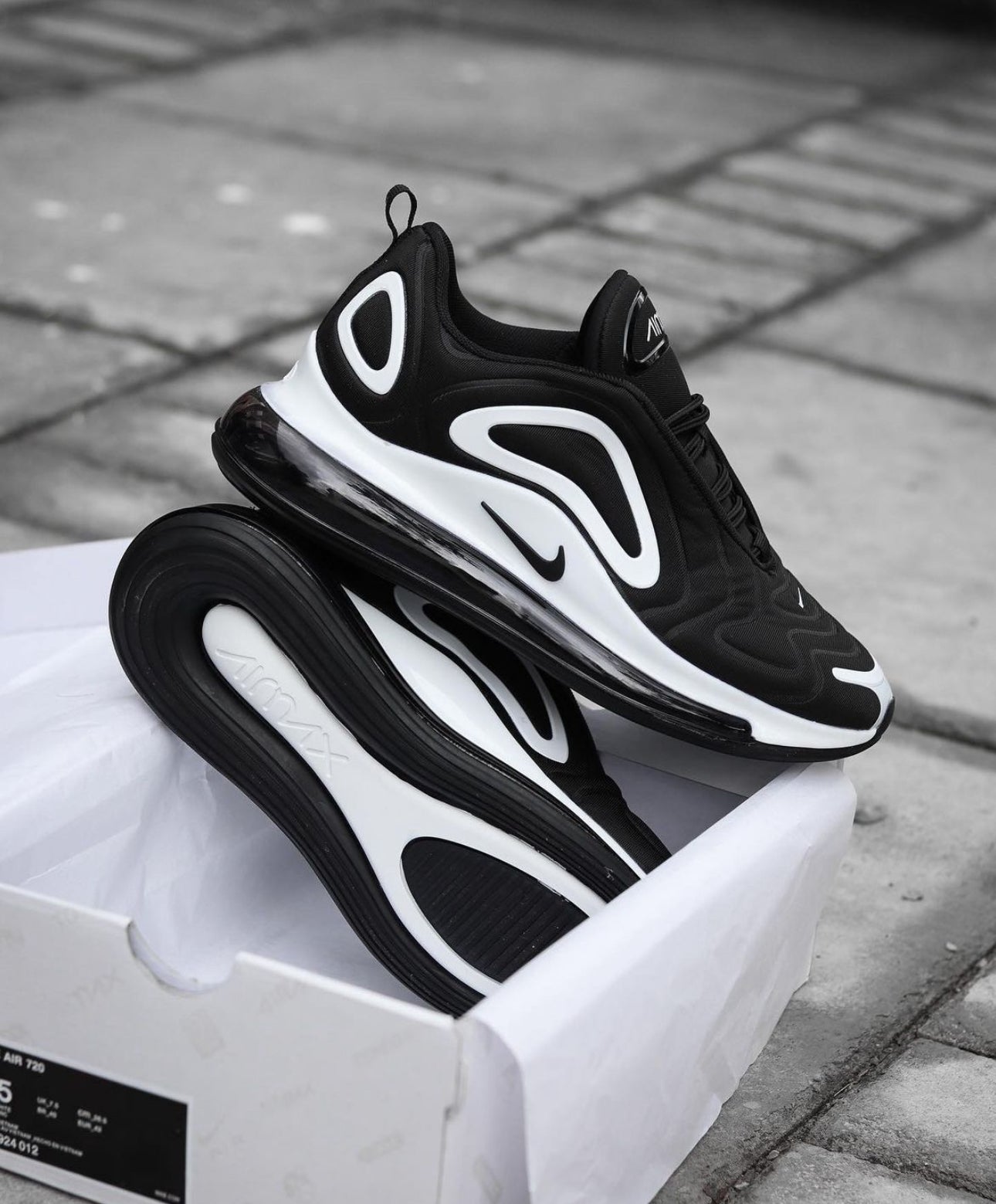 Airmax 720 “ Black / White “