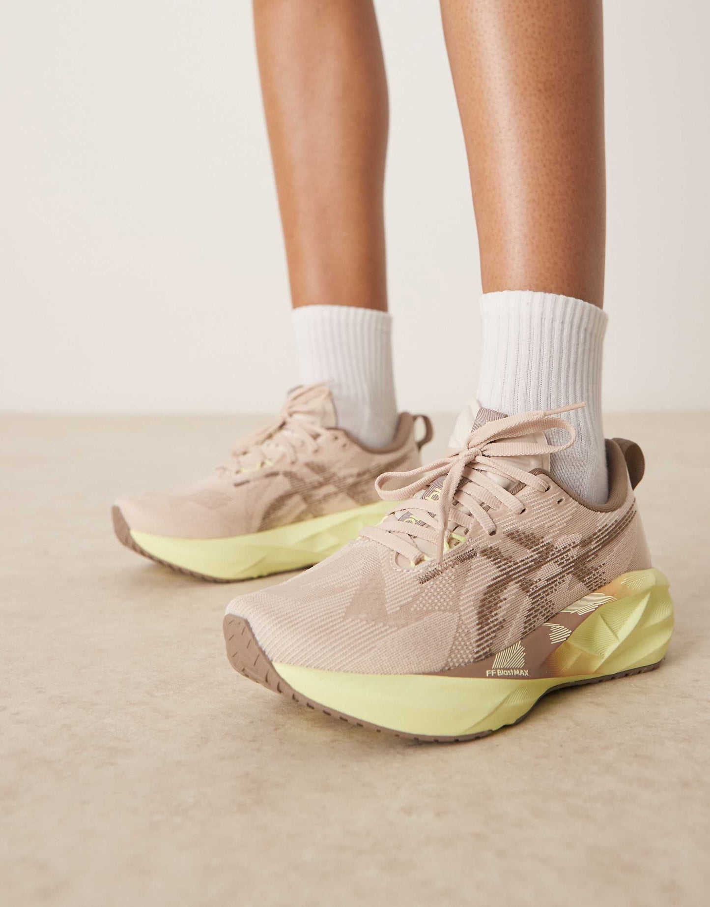 WMNs Novablast 5 Mineral Beige Taupe Grey