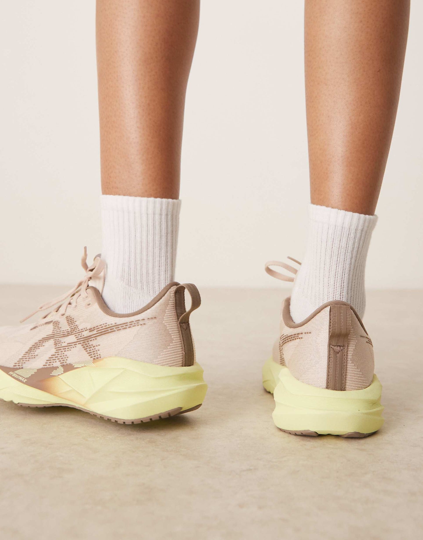 WMNs Novablast 5 Mineral Beige Taupe Grey