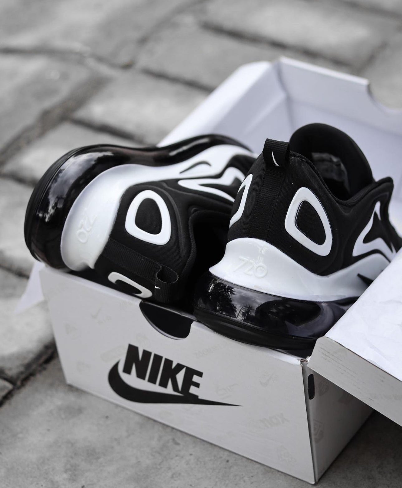 Airmax 720 “ Black / White “