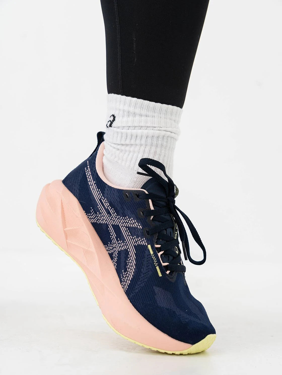 WMNs Novablast 5 Midnight Breeze Peach