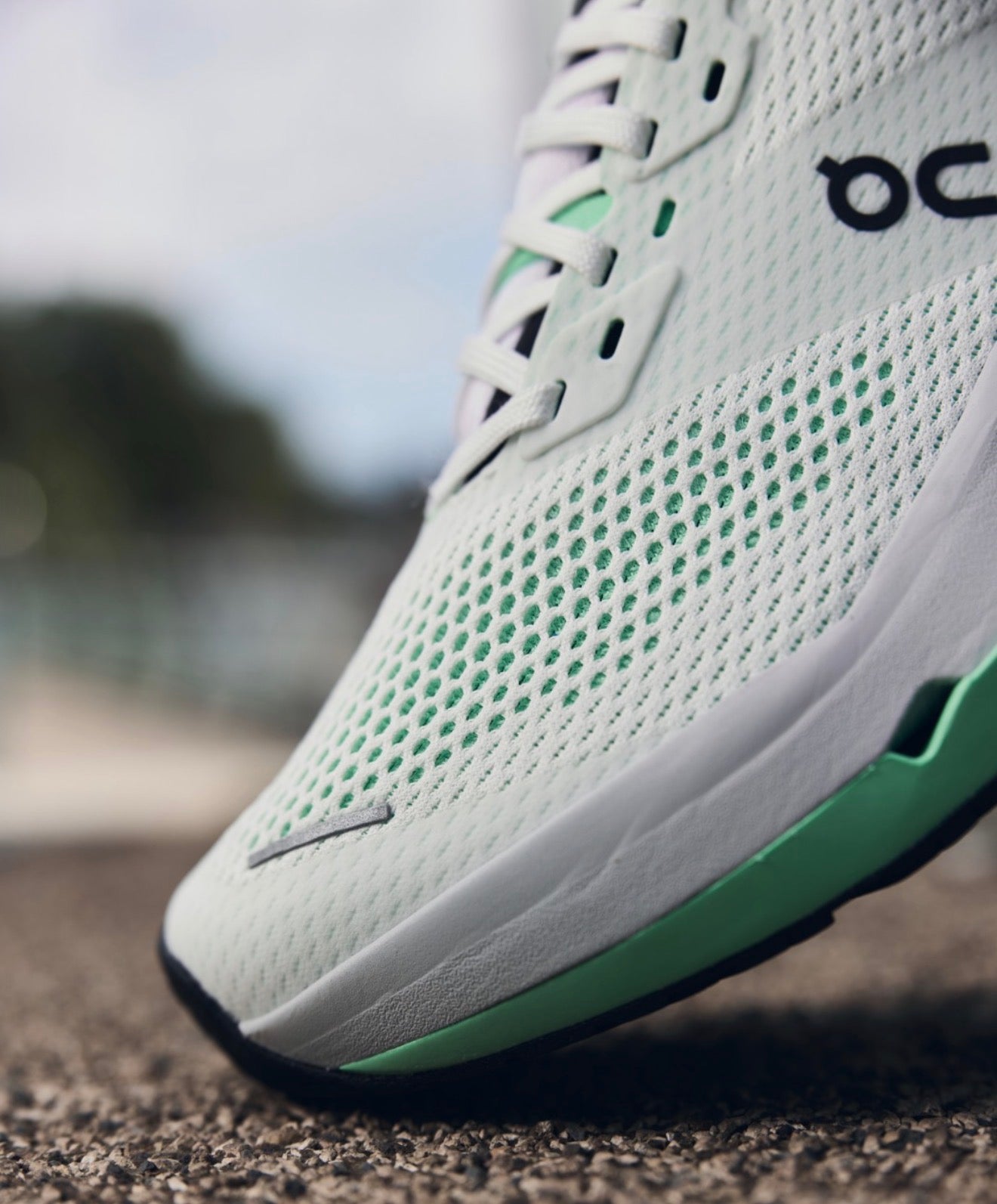 ON Running Cloudrunner 3 Max White Verdite