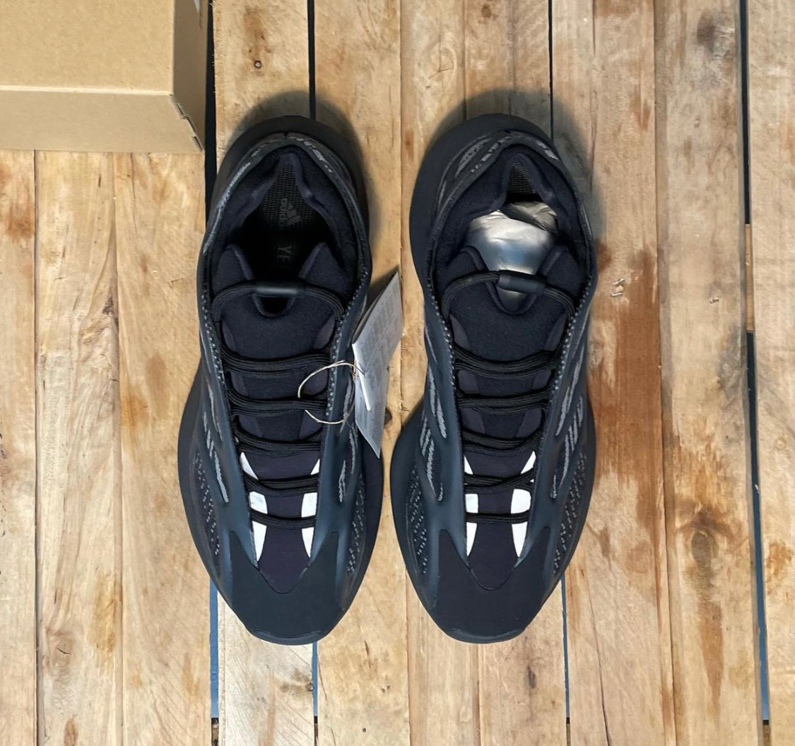 Yeezy Boost 700 V3 “Alvah” ( Glows in Dark )