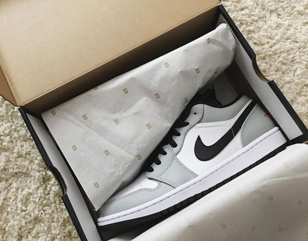 WMNS Air Jordan Retro 1 Low “ Light Smoke Grey”