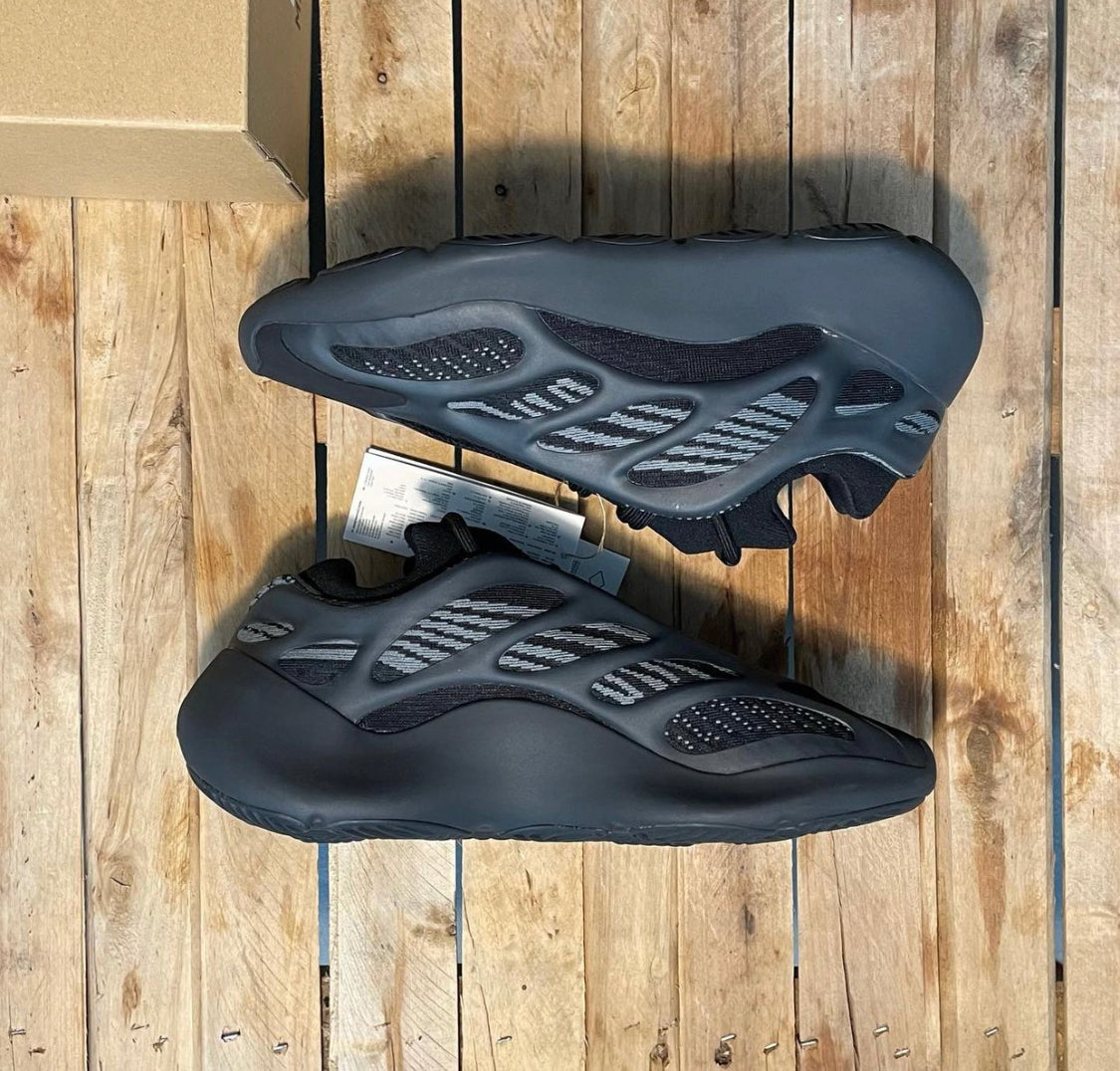 Yeezy Boost 700 V3 “Alvah” ( Glows in Dark )