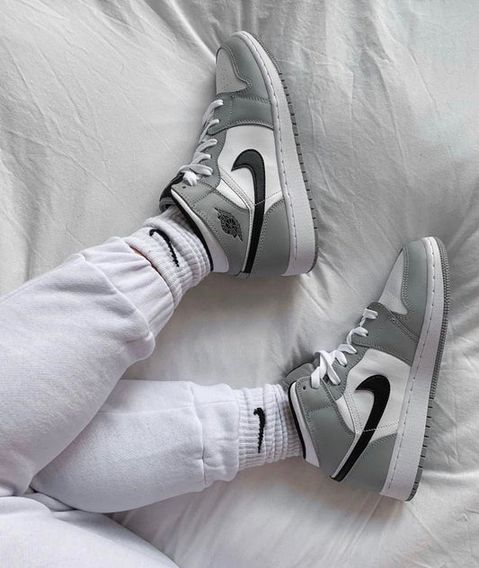 WMNS Air Jordan 1 Mid “Smoke Grey”