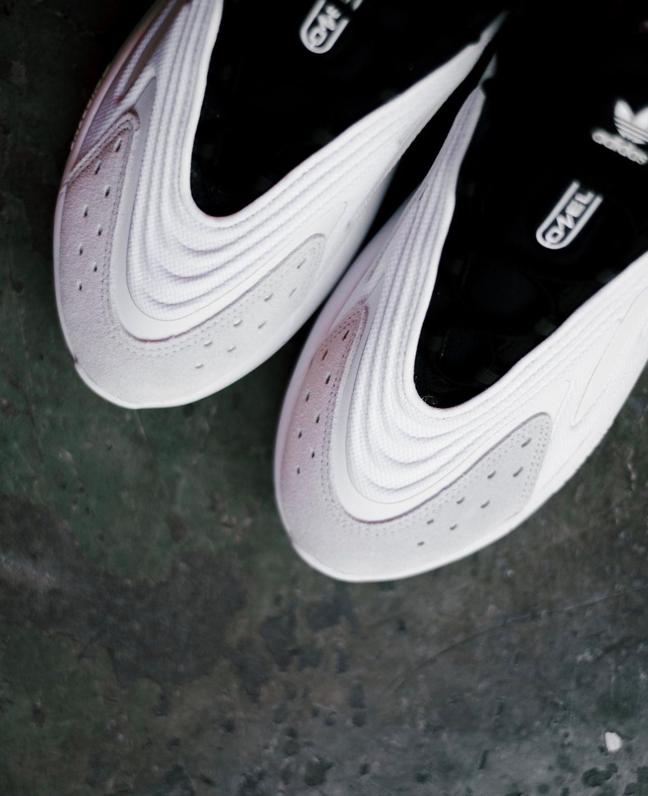 Ozelia Trainer “ White / Core / Black “